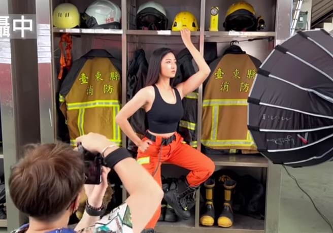 台东县消防局2023年形象月历拍摄过程曝光，2女队员成「娇」点。（翻摄画面）