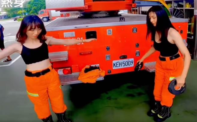 台东县消防局2023年形象月历拍摄过程曝光，2女队员成「娇」点。（翻摄画面）