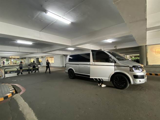 台南市政府教育局男员工传坠楼身亡，葬仪社人员前往处理。（曹婷婷摄）