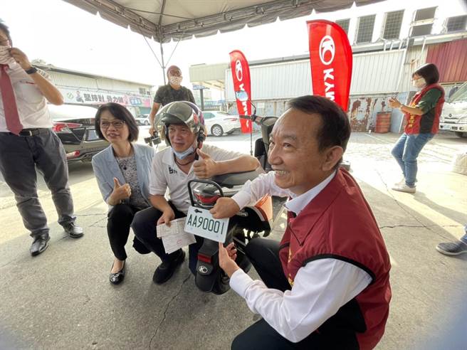 高雄郭先生備齊所需文件領牌，成為高市所到點服務發出的第一面AA90001號牌。（洪靖宜攝）