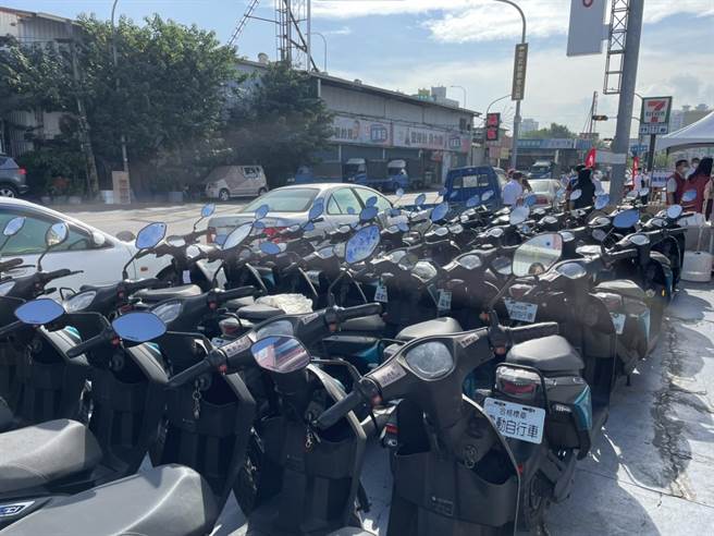 舊稱電動自行車的微型電動二輪車從30日起要領牌才能上路。（洪靖宜攝）