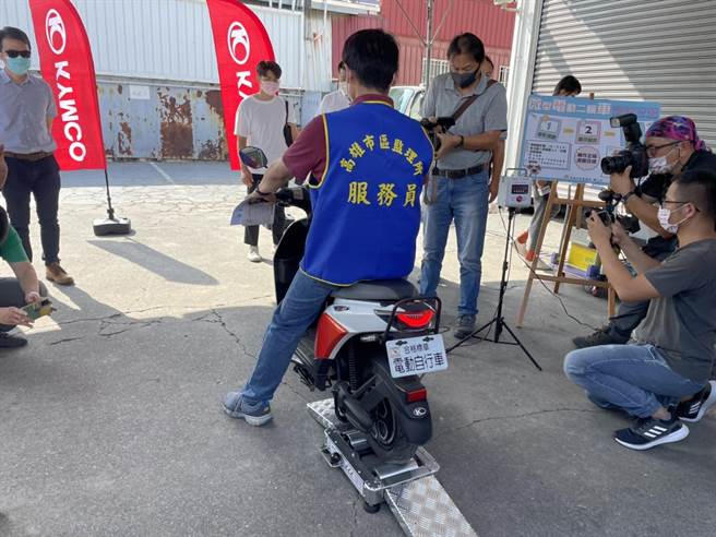 監理所人員實車查核。（洪靖宜攝）