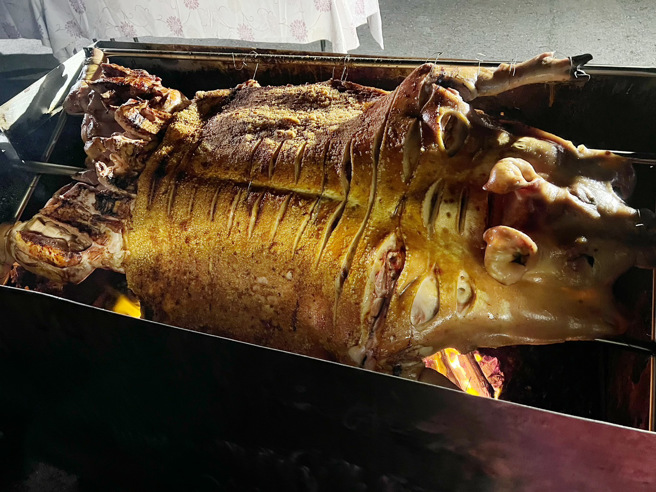 臺南市休农业者准备现烤山猪肉。(摄影/王雅芬)