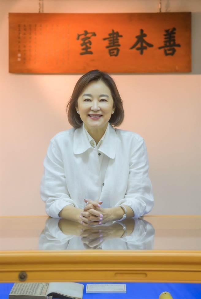 林青霞日前到国家图书馆善本书室欣赏许多国宝文献。（SWKit邓永杰摄）