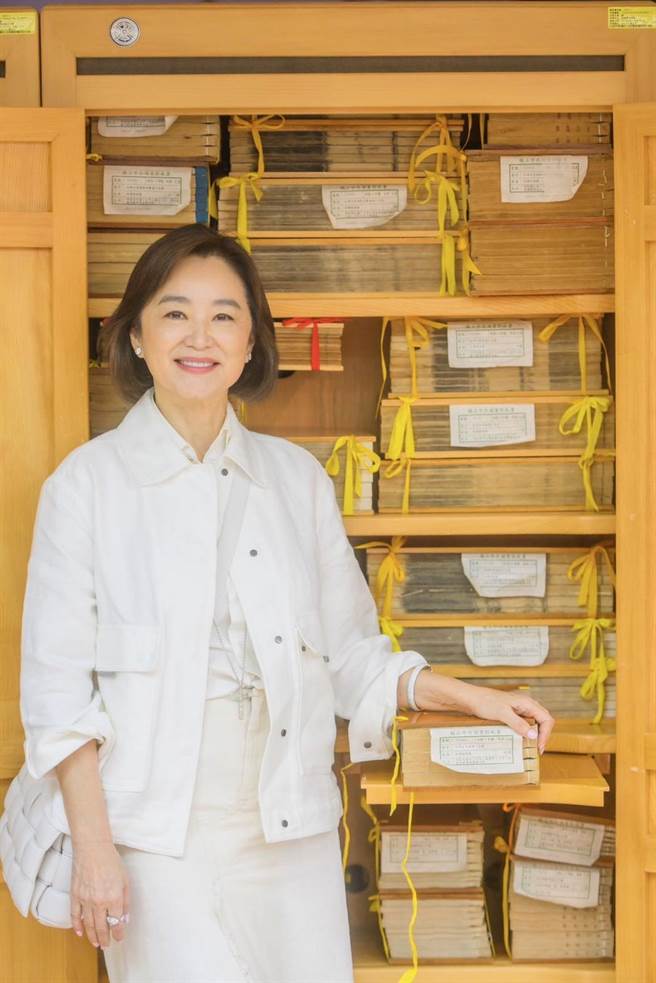 林青霞日前到国家图书馆特藏文献库看到上万册的线装书。（SWKit邓永杰摄）