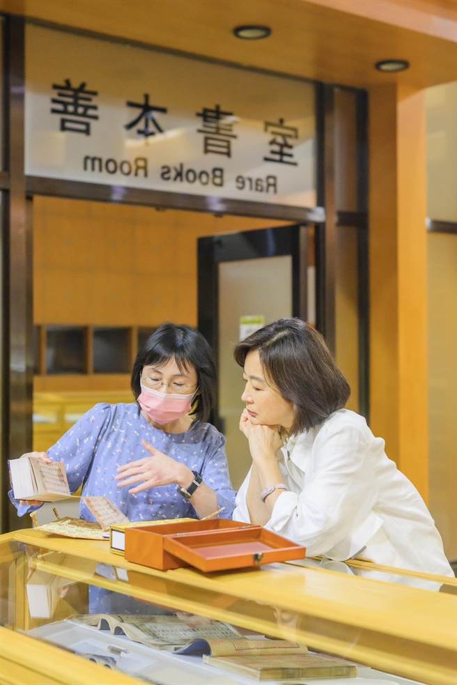 林青霞全神贯注聆听庄惠茹博士的讲解。（SWKit邓永杰摄）