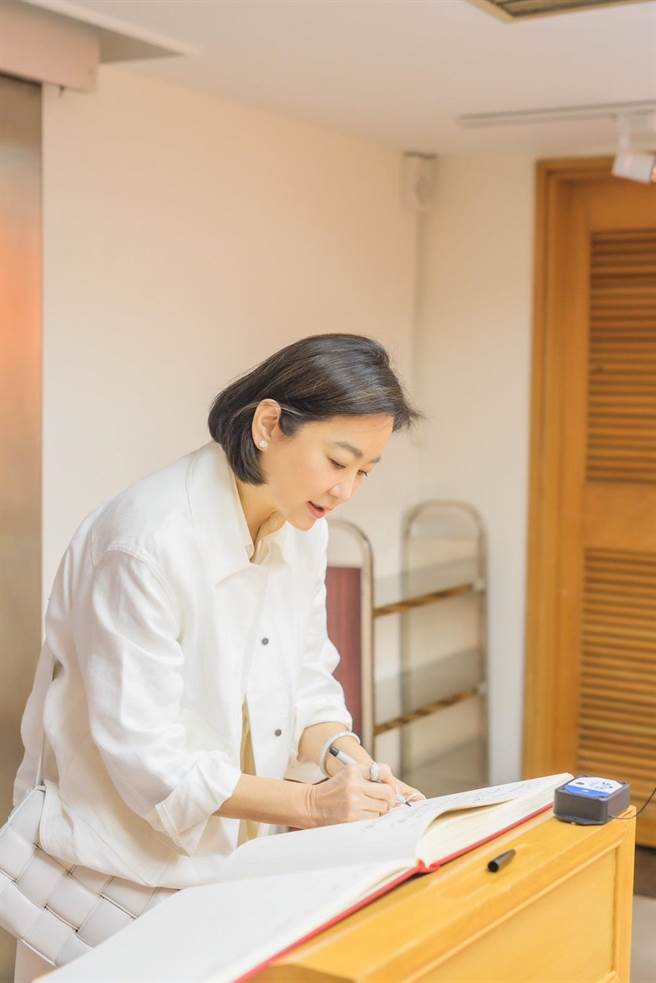 林青霞首次逛特藏文献库，心情雀跃。（SWKit邓永杰摄）