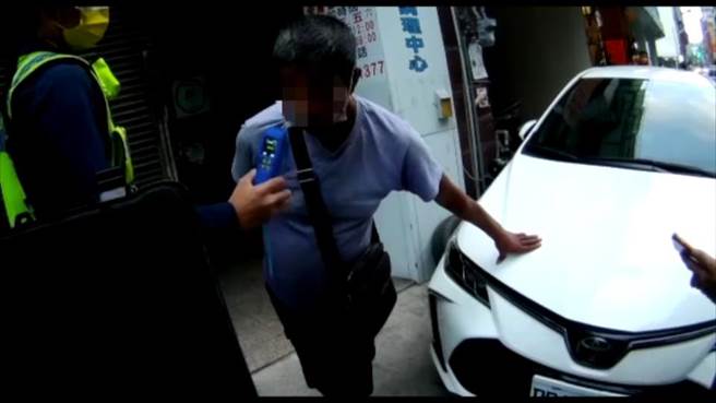 陈姓男子酒驾车祸拒绝酒测，竟持排泄物袭警。（民眾提供／杨静茹南投传真）