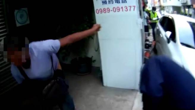 醉汉脱下裤子，边抓排泄物边朝警方攻击，警方闪避不及仍遭波及。（民眾提供／杨静茹南投传真）