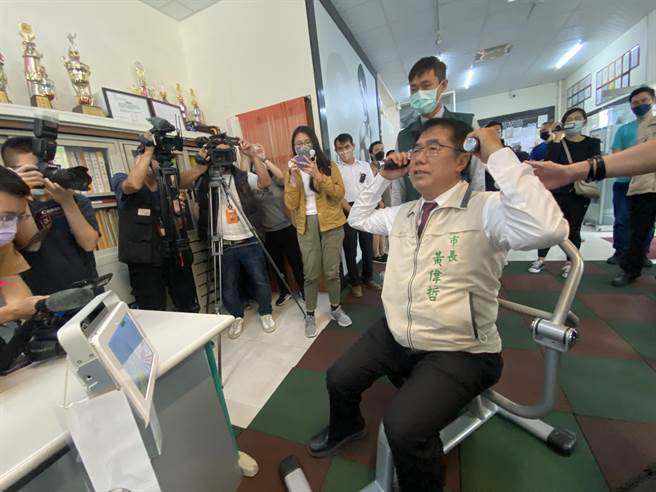 台南市长黄伟哲今天出席「运动科技在台南」启动记者会，当场示范做运动。(曹婷婷摄)