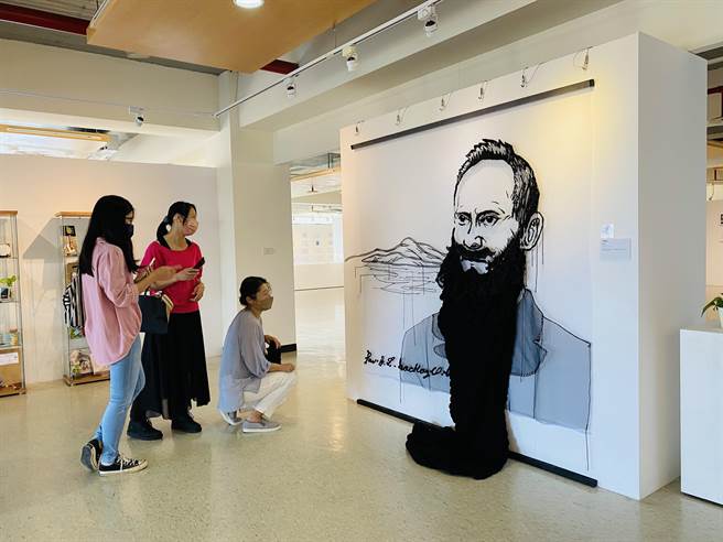 淡古驻村艺术家陈琇萍推出全新创作《马偕博士》，使用刺绣技法创作一幅巨型马偕像，远看霸气十足。(淡水古蹟博物馆提供)