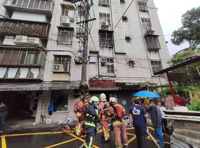 汐止公寓樓梯間傳出火警。（民眾提供）