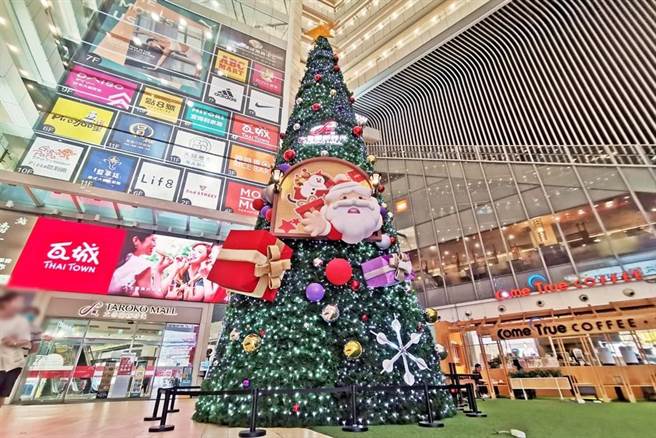 大鲁阁新时代购物中心今年搭建高达12米的超巨大耶诞树，树中央一位耶诞老公公伸出大手彷佛大声吶喊着『快来帮忙！』模样，饶富趣味！（大鲁阁新时代提供／冯惠宜台中传真）