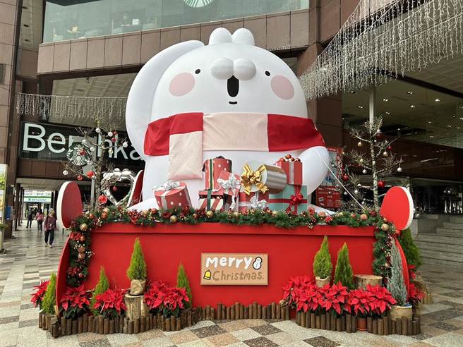中友百货今年与LINE贴图明星丑白兔合作，在C栋1F广场的6米高丑白兔搭着红色雪橇讨喜现身。（中友百货提供／冯惠宜台中传真）
