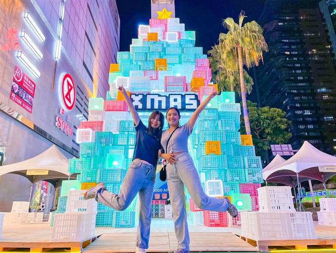 广三SOGO百货以马卡龙色系数千个物流箱组合高达8.5公尺的耶诞树不论是在树体内部或是外围，每个角度无论白天和晚上都好好拍。（广三SOGO提供／冯惠宜台中传真）