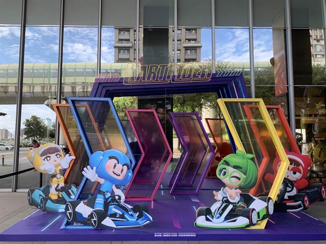 秀泰生活「跑跑卡丁车IP」联手，利用赛道、颁奖台、夜光霓虹灯等各式跑跑卡丁车IP的赛车元素打造耶诞氛围。（秀泰生活提供／冯惠宜台中传真）