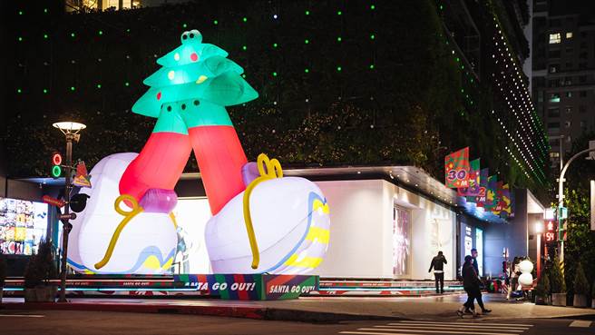 勤美绿园道打造长出巨大比例双脚、高达8米的主题耶诞装置。（勤美集团提供／冯惠宜台中传真）