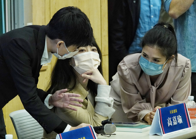 民进党立委高嘉瑜（中）及台北市议员林亮君（右）收到台北市警察局某林姓科长的讯息邀约，事后警局称是被盗帐号。（资料照／陈信翰摄）