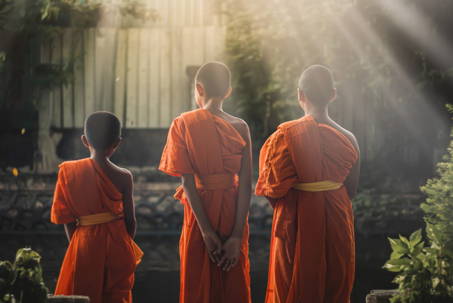 泰国一对夫妻中了5400万泰铢（约新台币4686万）奖金，并在儿子出家当天，于寺庙前大撒钞票庆祝。(示意图/达志影像)