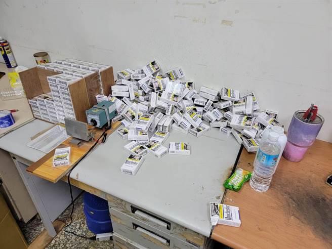 彰化縣地檢署今年初接獲線報，彰化地區有產製私菸集團，經過蒐證追查今年5月收網，逮補由黃姓主嫌為首的私菸集團。（檢方提供／吳建輝彰化傳真）