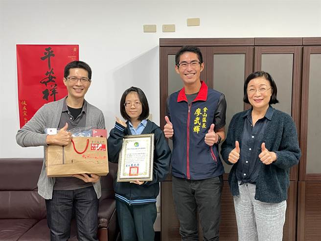 金山区长廖武辉、金山卫生所护理长王雪如（右1）及放射师陈伟琪（左1）、陈渝洁（左2）。（金山区公所提供）