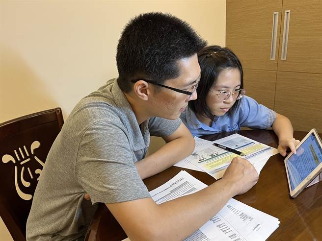 金山区放射师陈伟琪、陈渝洁父女携手协助外籍旅客隔离检疫。（金山区公所提供）