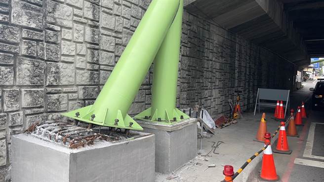 中山高大灣交流道下涵洞，貨櫃車撞上限高門架，底座傾斜。(讀者提供／曹婷婷台南傳真)