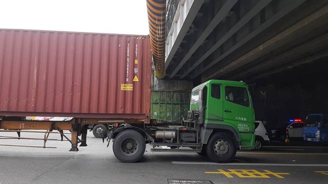 中山高涵洞前的限高門架，遭貨櫃車撞上。(讀者提供／曹婷婷台南傳真)