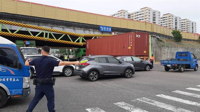 中山高涵洞前的限高門架，遭貨櫃車撞上。(讀者提供／曹婷婷台南傳真)