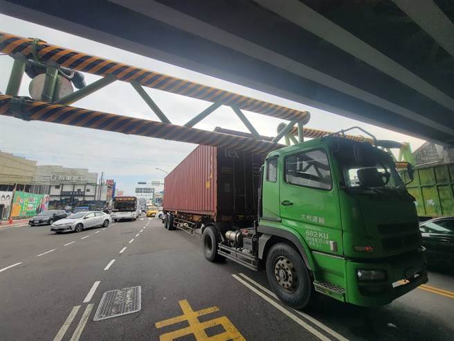 中山高涵洞前的限高門架，遭貨櫃車撞上。(讀者提供／曹婷婷台南傳真)