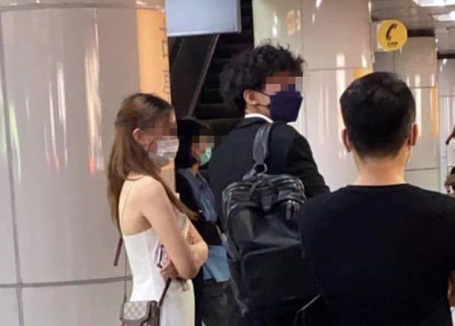 台北市一对男女在捷运月台等捷运，却意外引起侧目。(翻摄自路上观察学院FB)