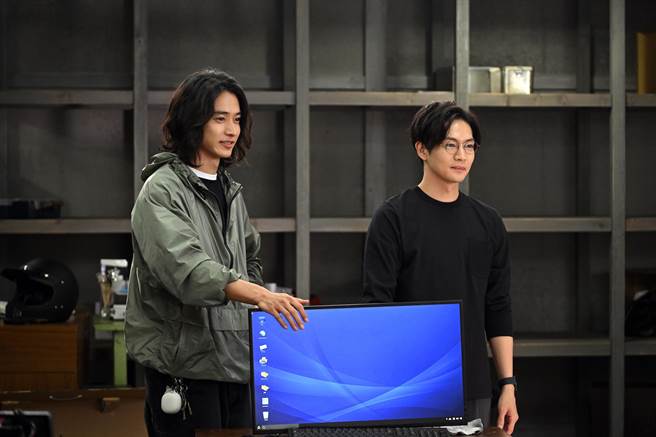 山崎贤人（左）与松下洸平演出《游戏之子》，两人私下感情好。（TBS提供）