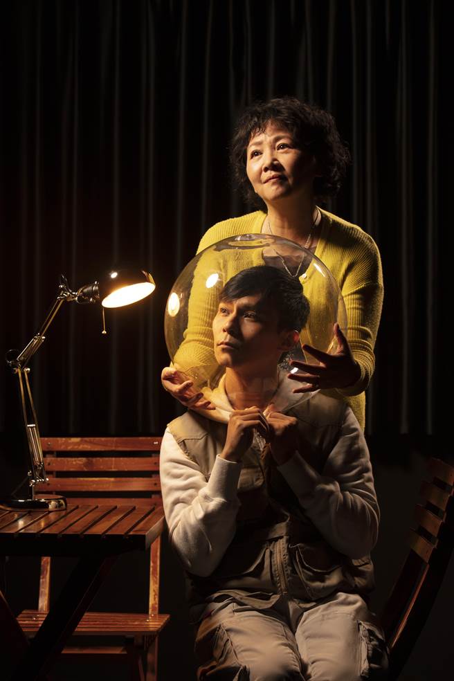 金鐘影后王娟新挑戰，在舞台劇《Space Boy》裡飾演一名陪伴自閉兒成長的母親。（故事工廠提供）