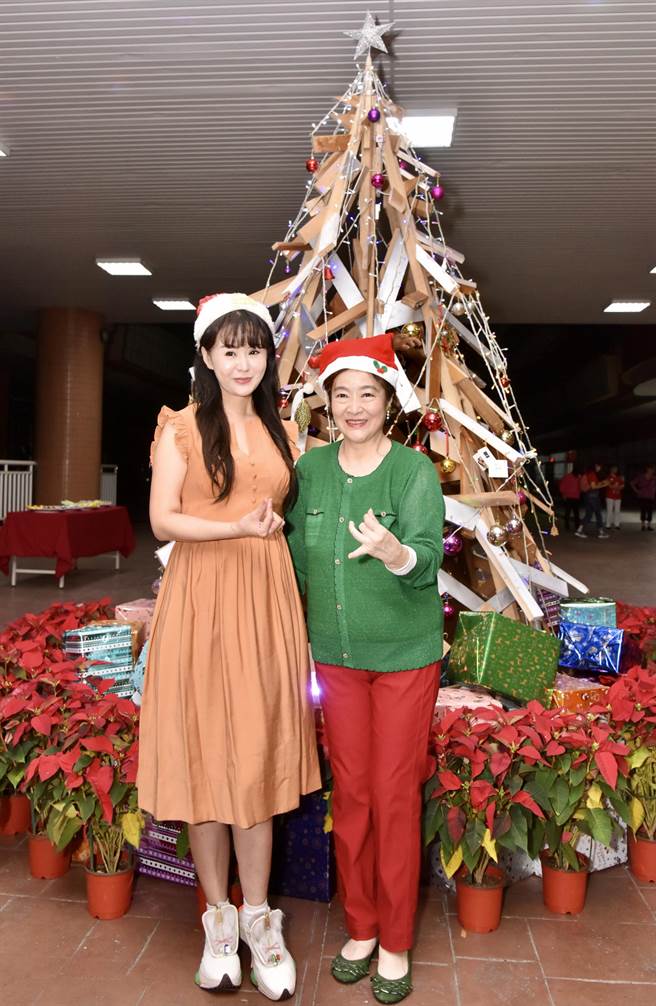 张如君（左）遭詹妈妈（右）断言，明年桃花难觅。（松山社区大学提供）