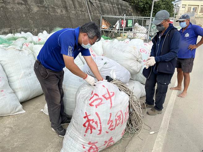 梧栖渔港渔民参与废渔网回收再利用活动，化腐朽为神奇。（台中市政府提供）