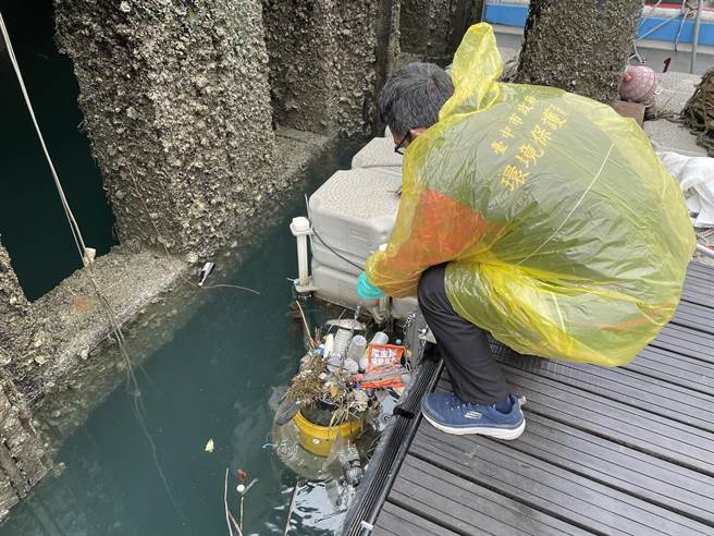 海洋垃圾桶维护清理，提高海洋废弃物循环产品的经济价值。（台中市政府提供）