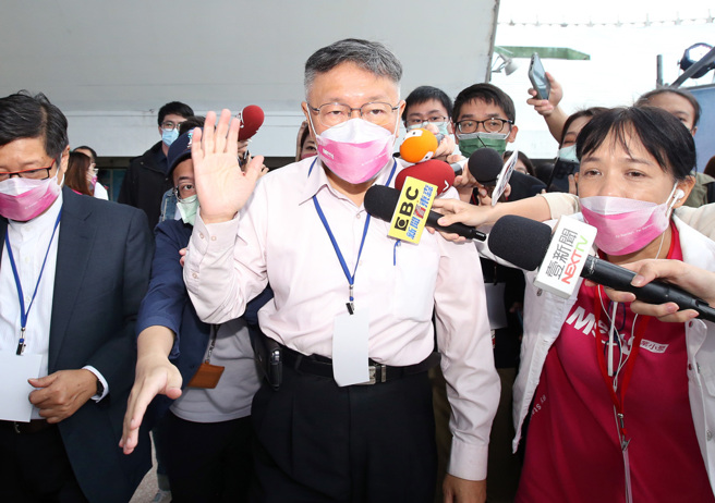 身兼民眾黨主席的台北市長柯文哲（中）。（中時資料照，范揚光攝）