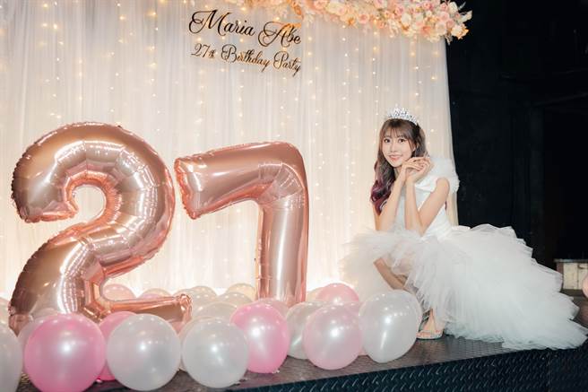 阿部玛利亚披雪白婚纱庆祝27岁生日。（麦卡贝网路电视提供）