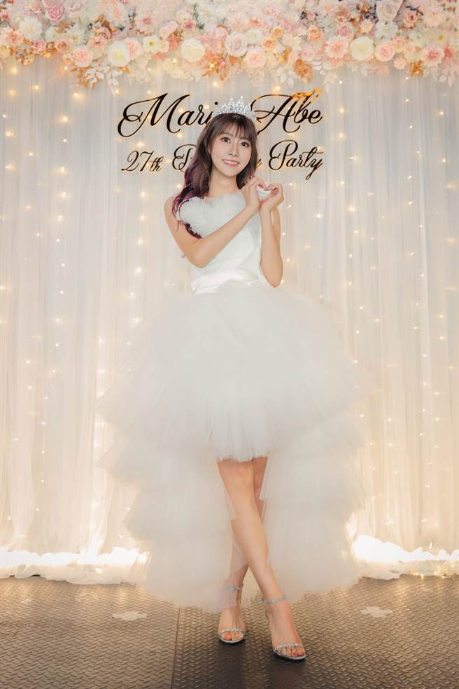 阿部玛利亚披白纱受到粉丝夸讚。（麦卡贝网路电视提供）