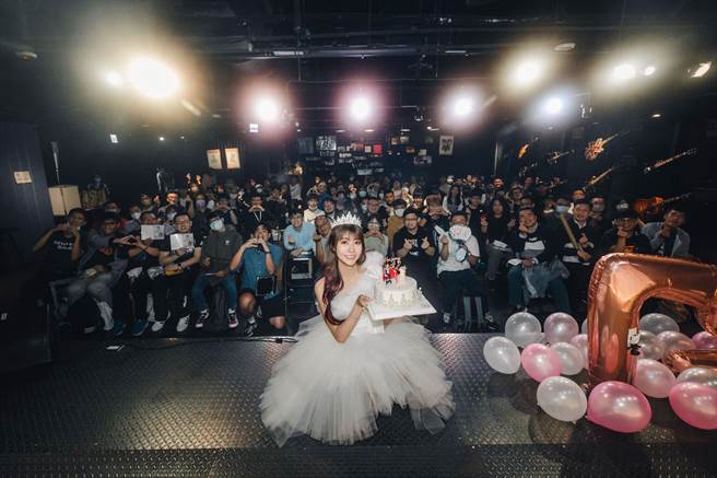 阿部玛利亚与粉丝一起庆生。（麦卡贝网路电视提供）