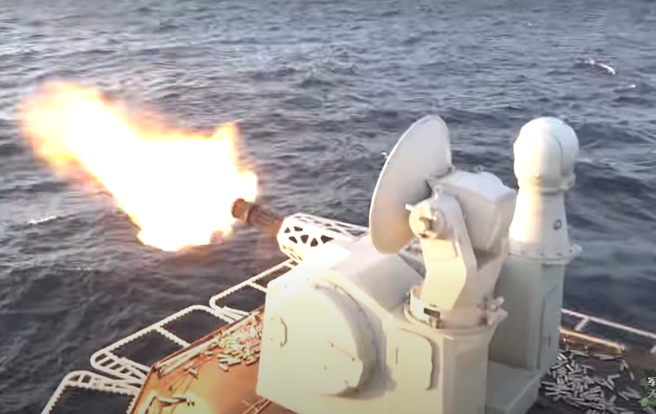 「广西」舰副炮火力全开，模拟歼灭来袭敌机。（央视）