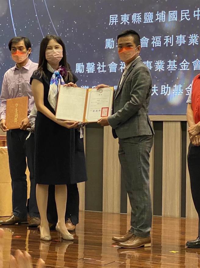 高雄市刑大分队长郭瑾桦在屏东任职期间，帮毒品女孩破茧而出，获得菁网奖。（翻摄照片／高雄洪靖宜传真）