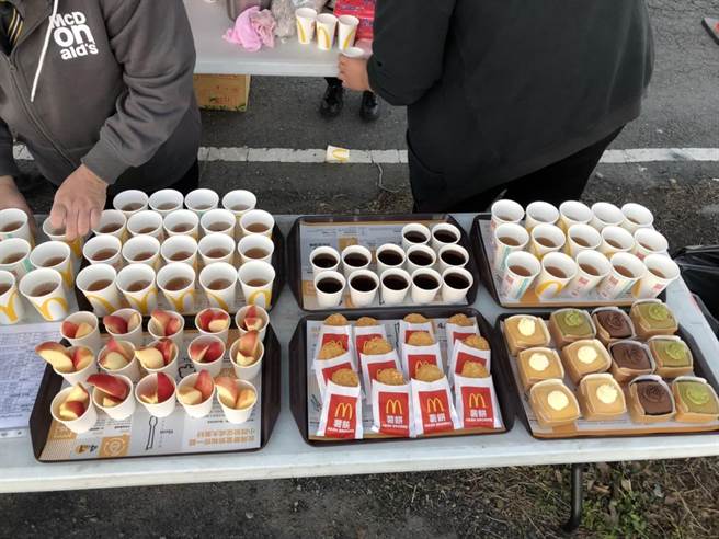 而往年二林乡亲照「惯例」提供超澎湃补给，过去像是牛排、波士顿龙虾、九孔鲍、烤鸡、烤大猪等等高级食材，都能在路跑旁的补给站看到。（本报资料照片／吴建辉彰化传真）