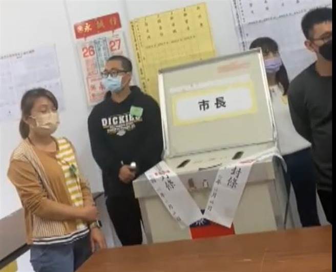 有民眾在网路PO影片爆料，指桃园中坜德义里开票所爆发开票争议。(翻摄照片／吕筱蝉桃园传真)