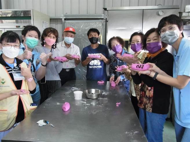 云林县北港妈祖医院推广失智互动治疗，沿海长者窑烤麵包动手又动脑。（张朝欣摄）