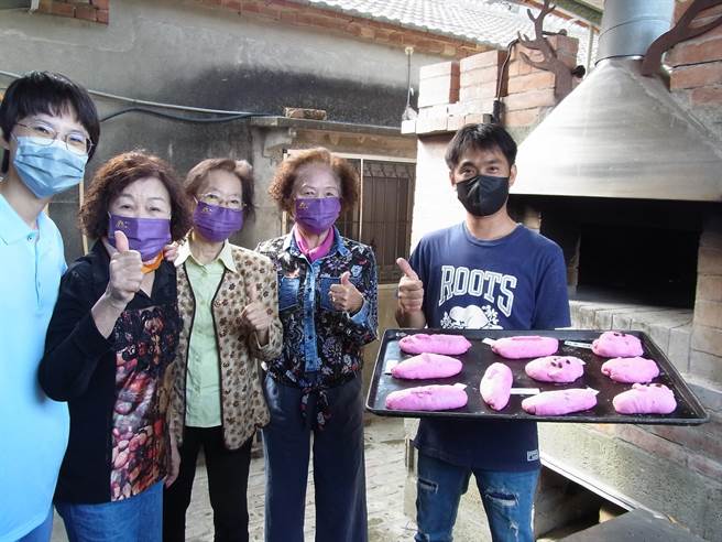 云林县北港妈祖医院推广失智互动治疗，沿海长者窑烤麵包动手又动脑。（张朝欣摄）