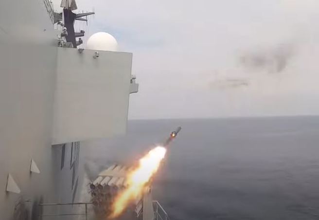中方海军075型「海南」舰在实战演训中发射干扰弹。（央视）