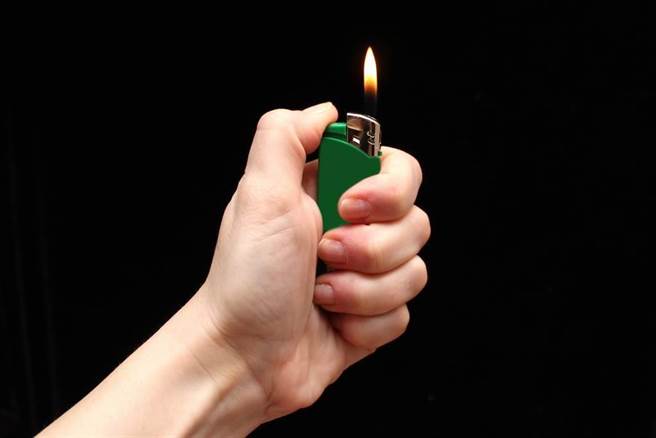 长期患有思觉失调症的男子，利用打火机与一张报纸纵火。（示意图／杨舒婷高雄传真）