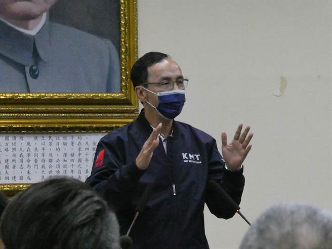 国民党九合一选举胜选，对2024布局引发关注。国民党主席朱立伦今在中常会表示，未来党中央仍会坚持走对的路、提对的人，让全党上上下下团结一致争取胜选。朱说，唯有「人对了才有机会胜选」，党中央一定无私无我才让党团结。（周志豪摄）