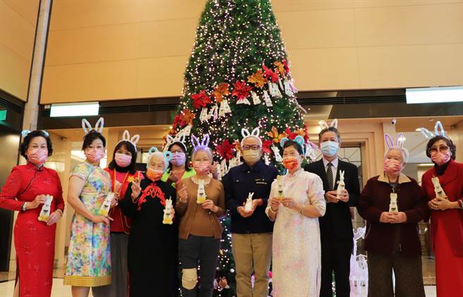 基隆长荣桂冠酒店与张荣发慈善基金会投入公益活动，举办创世基金会的饰品「兔宝」再义卖活动，所得全数捐助创世植物人安养服务。（基隆长荣桂冠酒店提供／张志康基隆传真）